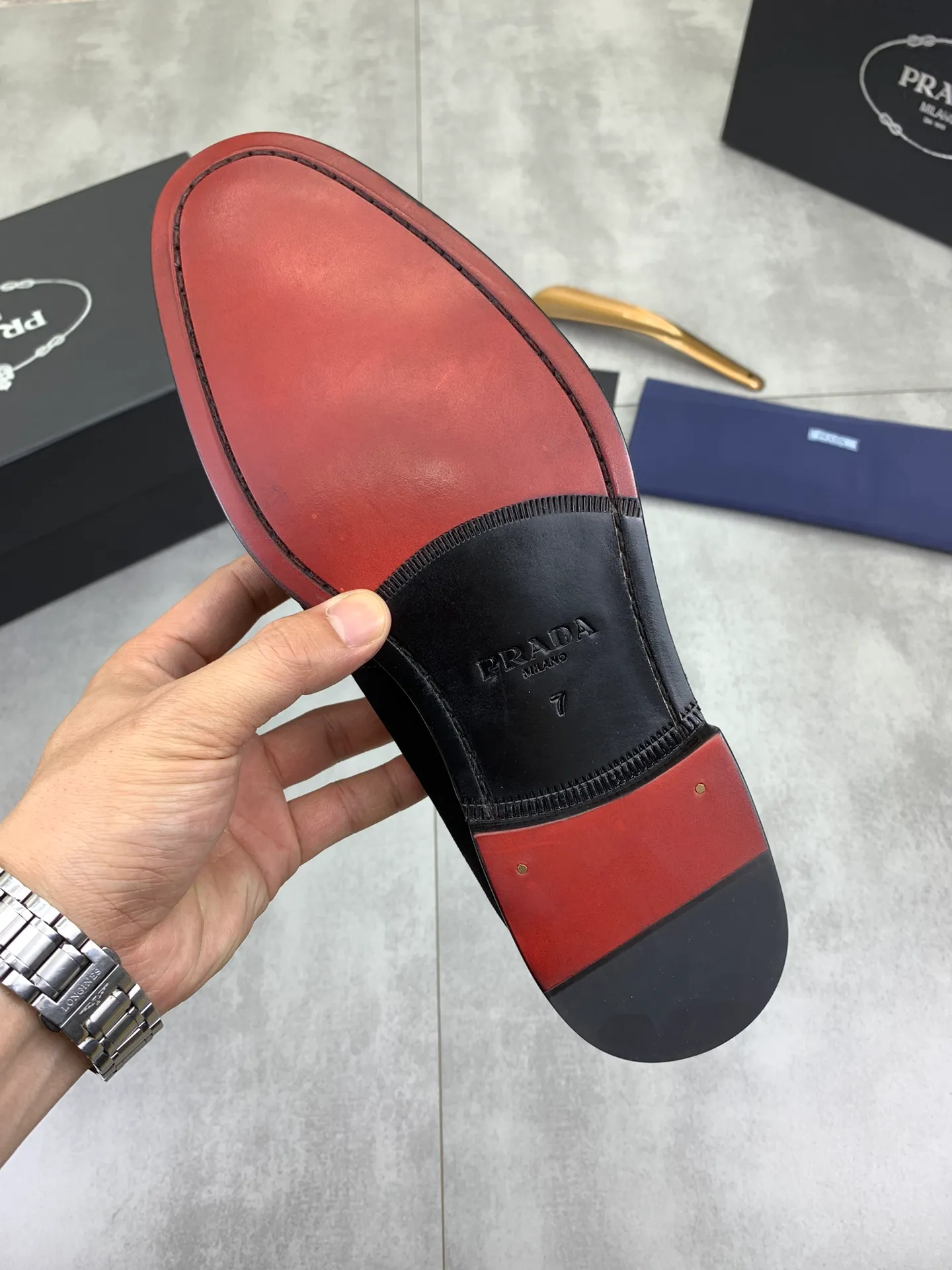 Factory price P920 💰 (high-grade genuine leather outsole) original quality, top version 🔱 ＰＲＡＤＡPrada. Men's business casual leather shoes, top quality leather shoes. 1:1 shipment ⬆️Luxurious and noble 👞All imported original brand fabrics, just to create a more comfortable wearing experience. Upper: Original comfortable selected frosted calfskin ➕Top imported water-dyed full cow lining, original lightweight and comfortable high-grade genuine leather outsole ✔️Number: 39-44 (38.45.46 can be customized)